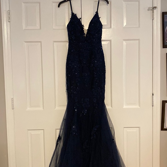 Dar-Lynn’s Bridal and Formal Wear: Prom Dress - Picture 1 of 2